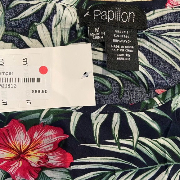 Papillon floral Romper. Has pockets! 🌸 - Picture 3 of 3